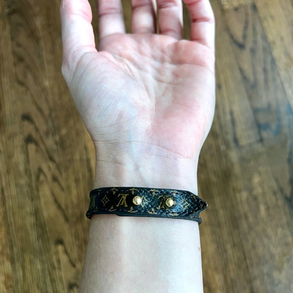 Louis Vuitton Essential V Bracelet - Picture 11 of 11